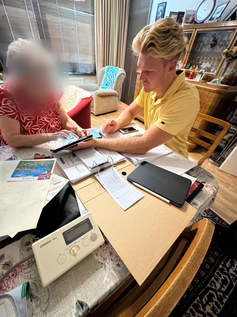 Persönliche Beratung eines Kunden zu Hause